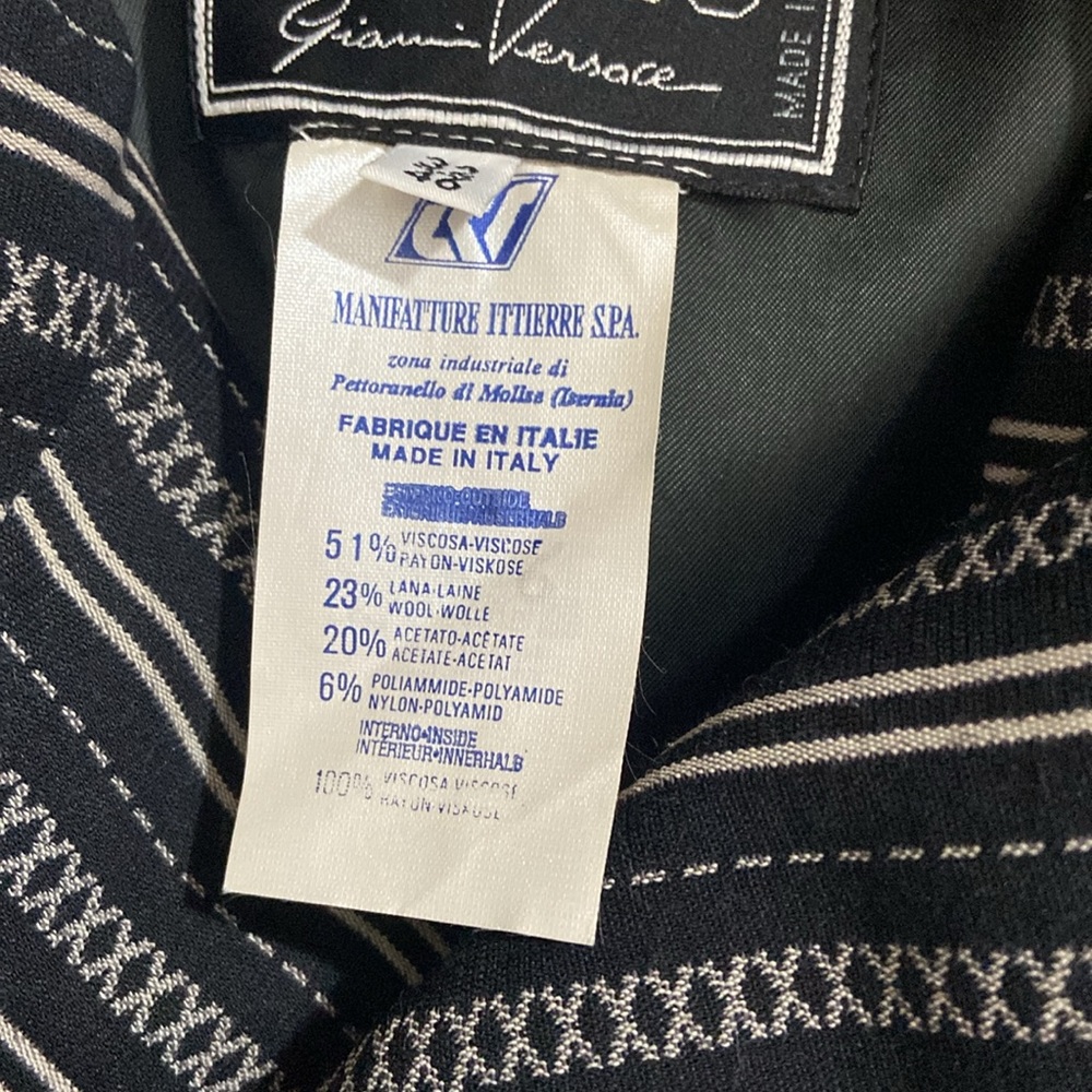 Beautiful, vesace blazer, no lowballs - Picture 11 of 12